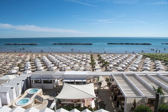 Hotel 5 stelle con spiaggia privata a Pesaro vicino Riccione Lungomare Nazario Sauro, 61121 Pesaro (23.3 Km da Riccione)